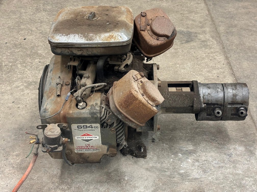 Briggs 645cc Motor with Webster Hydraulic Pump #116YC011-116YC-010 RH C847G