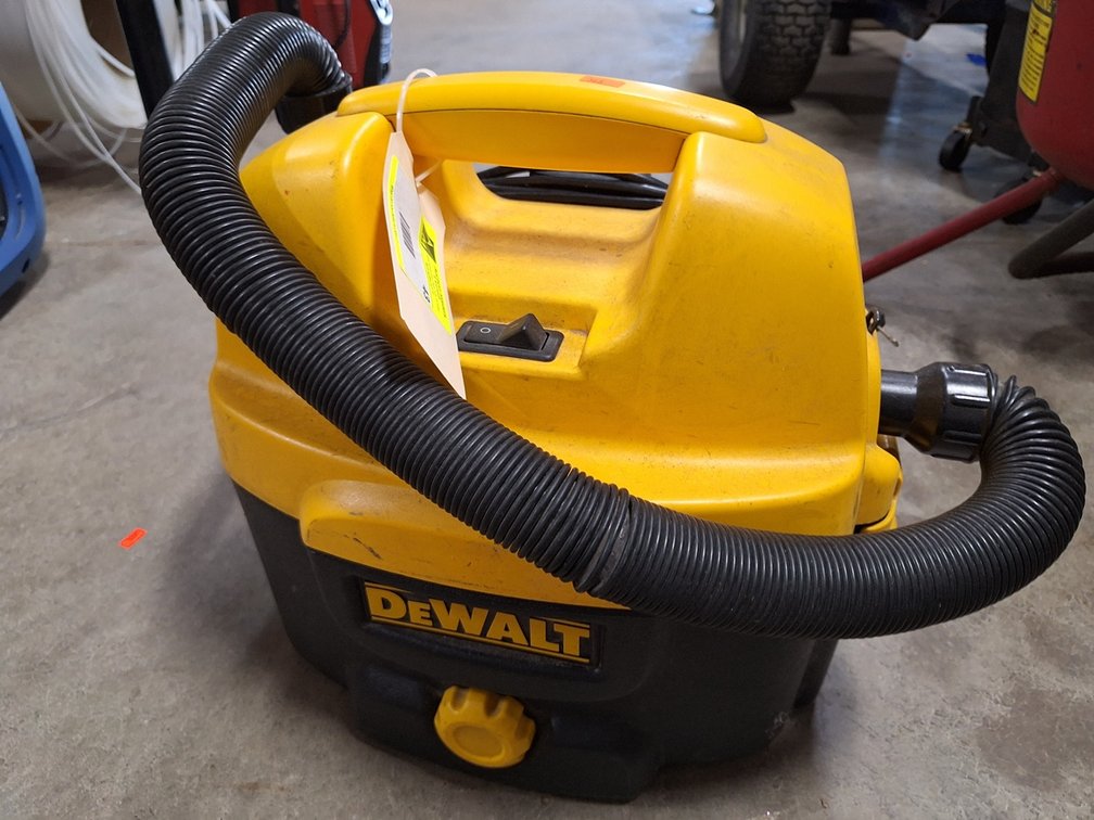 Dewalt DC500 2 Gallon Vacuum