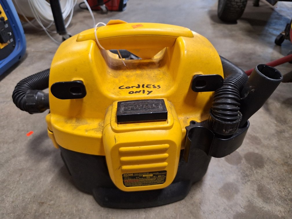 Dewalt DC500 2 Gallon Vacuum
