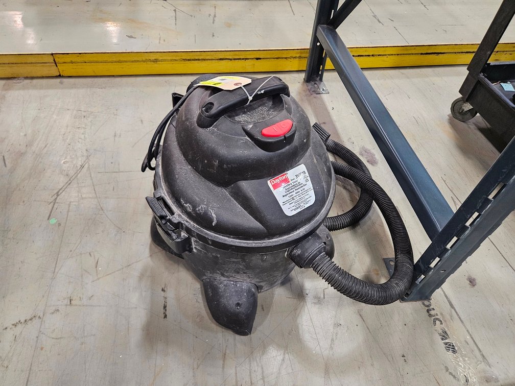 Dayton Wet/Dry Shop Vac with Hose, Model 3VE18