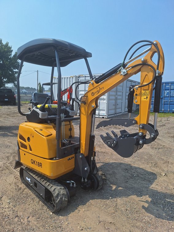 2025 CFG Mini Excavator, Model QK18R, Serial QK18R202505240216, RATO, 13.5HP, 8.6KW with Pilot System, Gasoline Engine with EPA, BKT, Unused