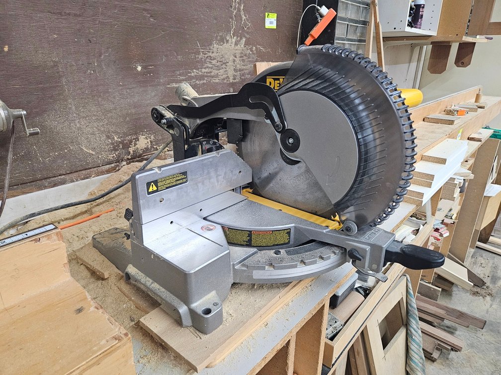 Dewalt 12" Compound Miter Saw, Model DW715, Serial 161309