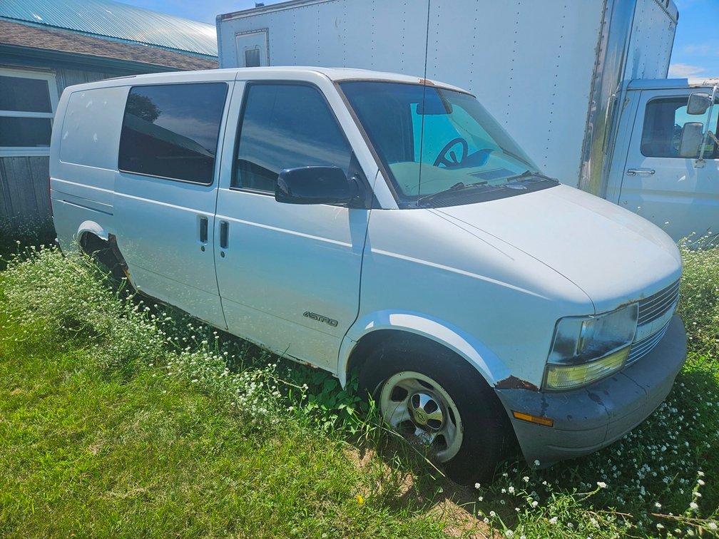 2001 Chevy Astro Van, VIN 1GCDM19W218150457, Battery Dead, Unknown Miles