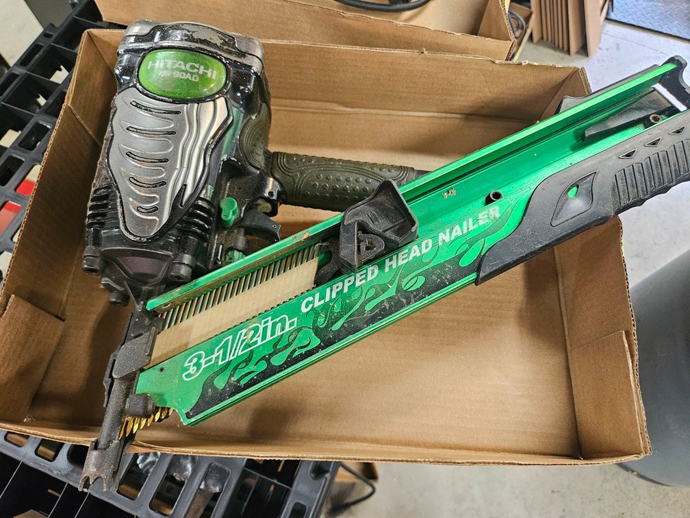 Hitachi 3.5" Clipped Head Pneumatic Nailer