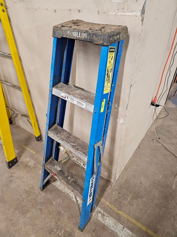 Keller Fiberglass 4' Step Ladder