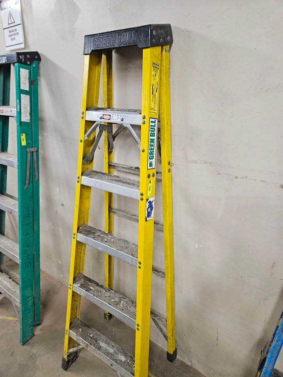 Green Bull Fiberglass 6' Step Ladder