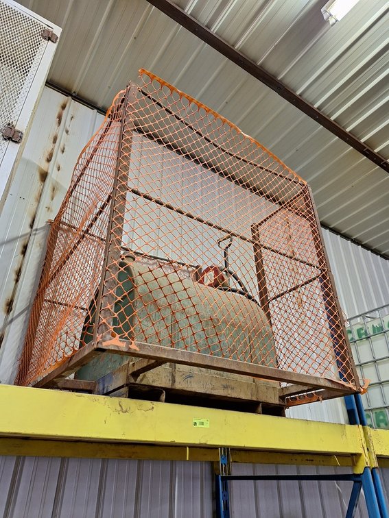 Fuel Tank with Pump, Hose and Protective Cage
