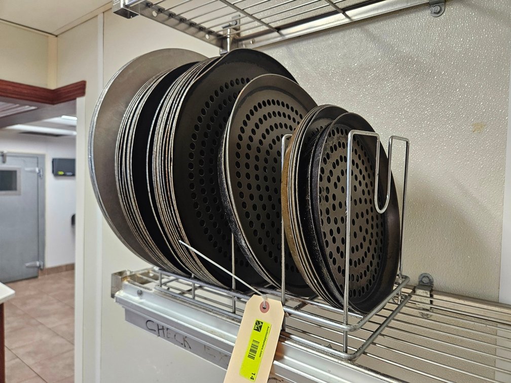 Assorted Pizza Pans, 10" to 16" with Rack