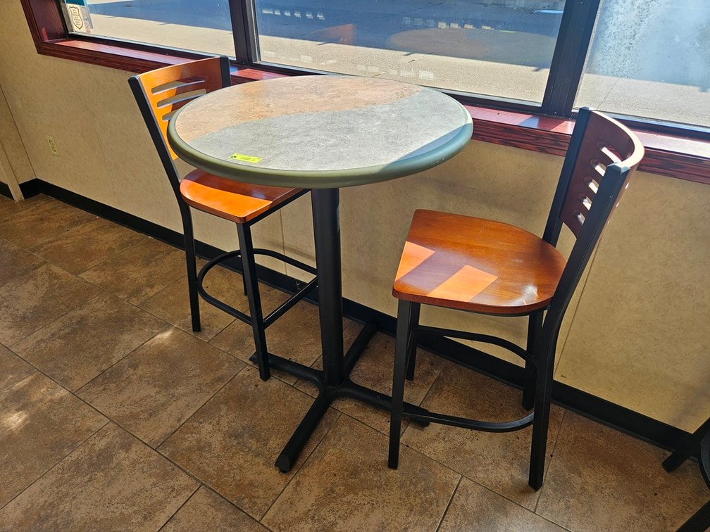 Hightop Table 30"x42" with 2 Stools