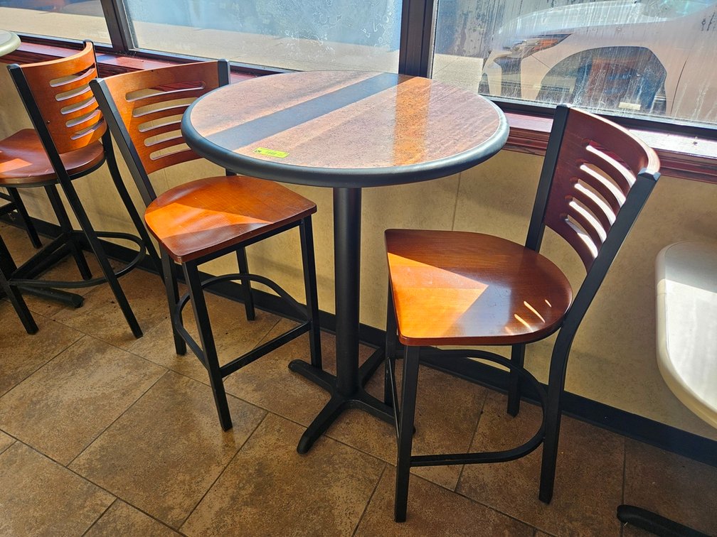 Hightop Table 30"x42" with 2 Stools