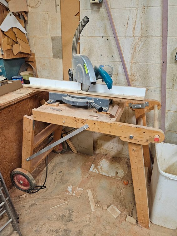 Makita 10" Miter Saw, Model 2401B with Wood Stand