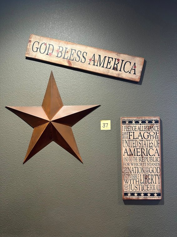 Big star + God Bless American & Pledge Allegiance sign