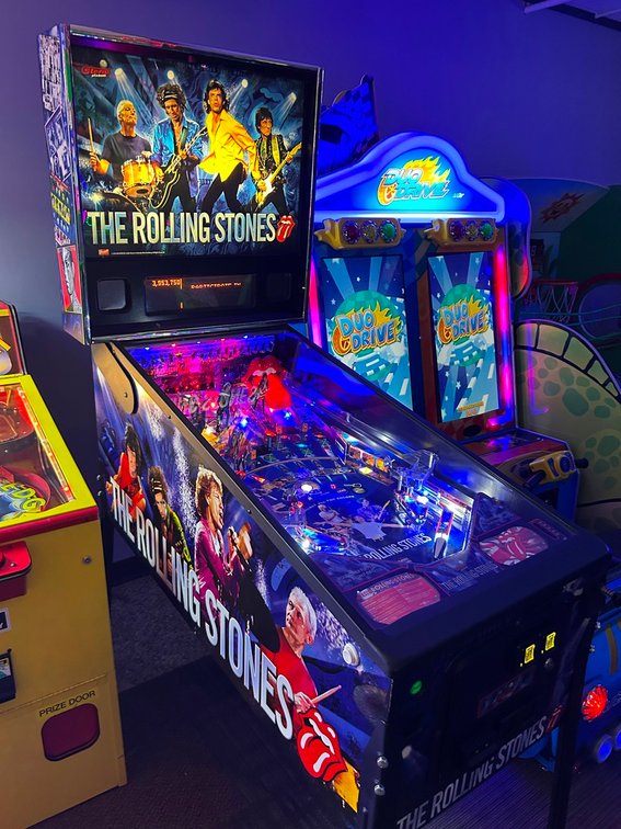 Stern Rolling Stones Pinball Machine, Serial 0000859