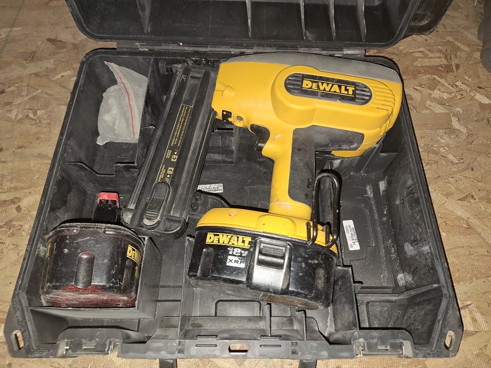 Dewalt 18V Nailer, 2 Batteries, Charger