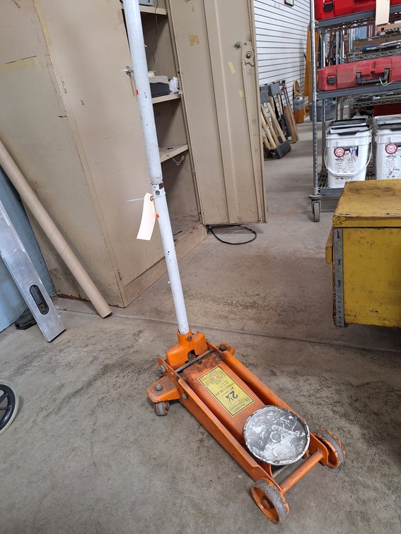 Northern Hydraulics 2.25 Ton Floor Jack, Model 14492