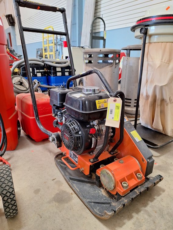 Brave Pro Forward Plate Compacter, Model BRPFP140H, 14"x39"x37"