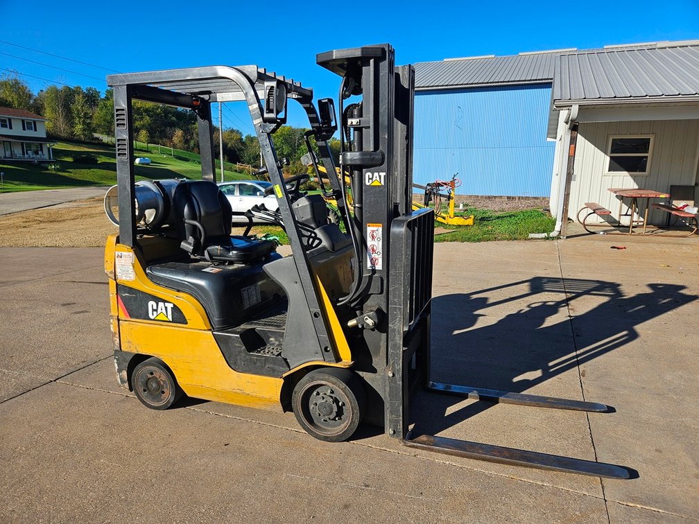 Cat LP Forklift, Model 2C3000, Serial AT81F30186, Tilt and Side Shift, Needs Brake Work, LP Tank NOT Included