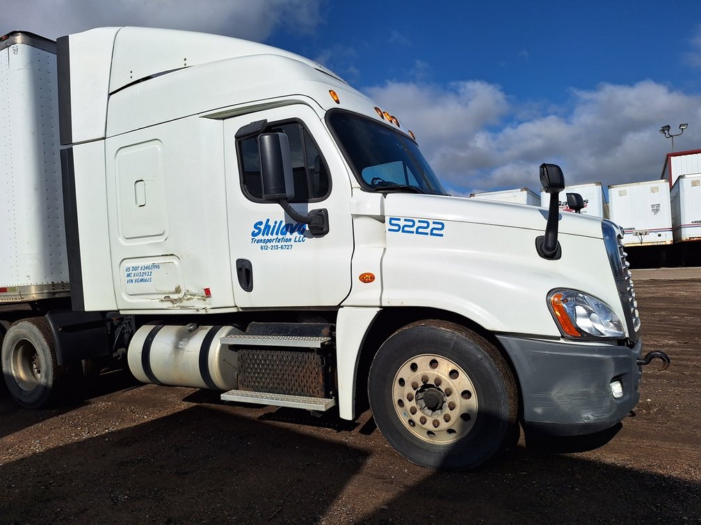 2015 Freightliner Cascadia Sleep Semi Truck