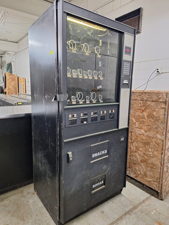 Refrigerated Snacks/Soda Vending Machine, 33"x29"x72", Working