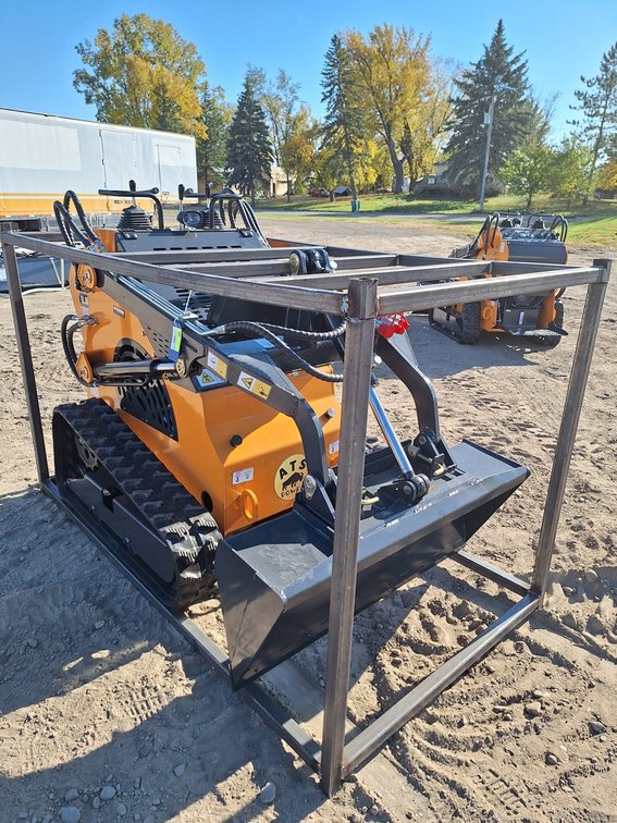 2025 LandHero Mini Skid Steer Loader, Model LDH-T460