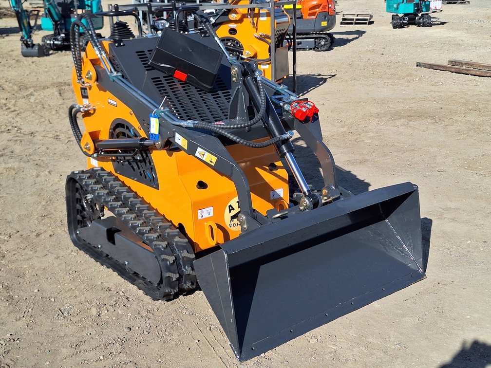 2025 LandHero Mini Skid Steer Loader, Model LDH-T460