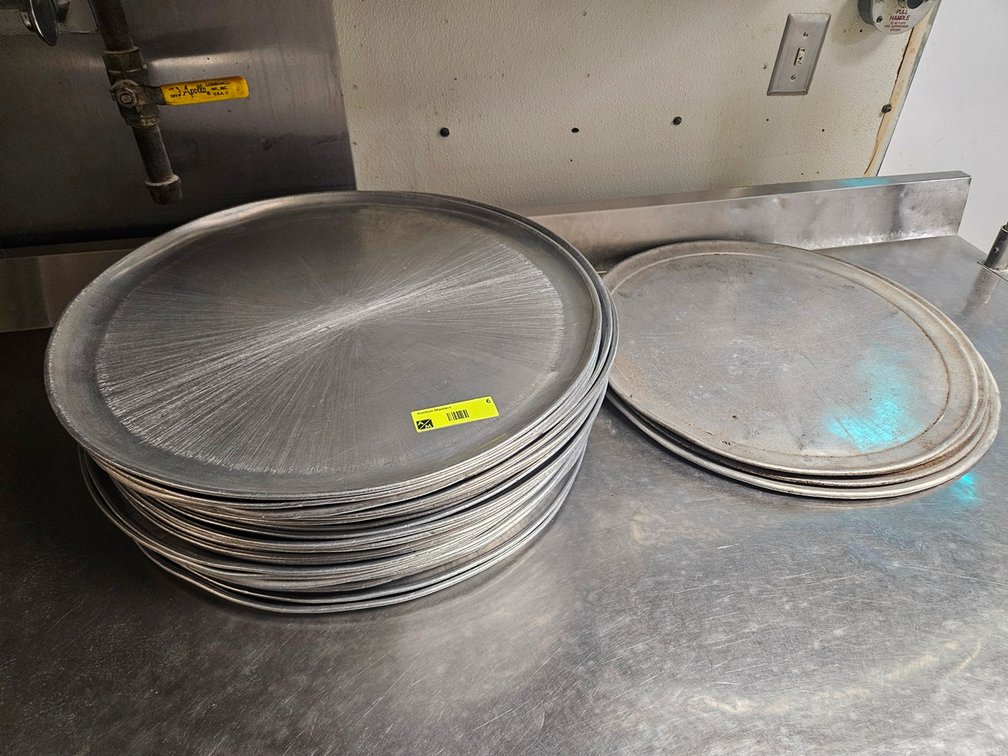 29 Aluminum 18" to 19" Pizza Pans