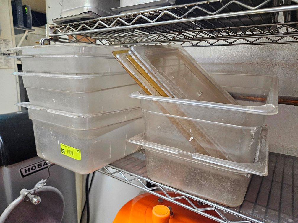 6 Plastic Half Pans, 5 Lids