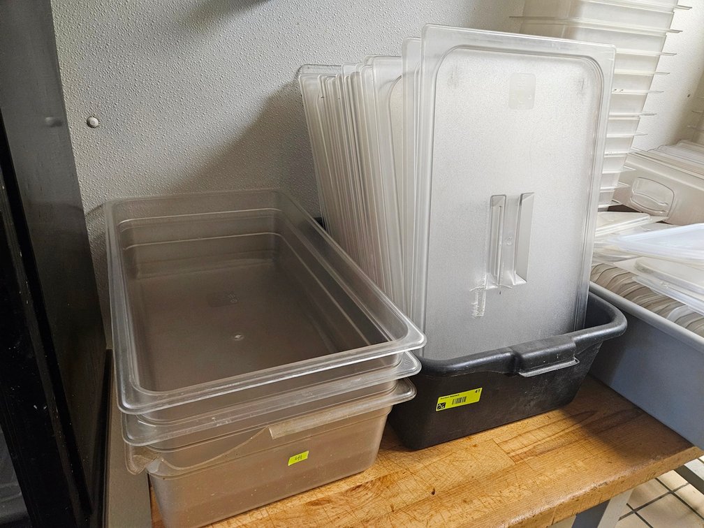 3 Plastic Full Pans, 22 Lids