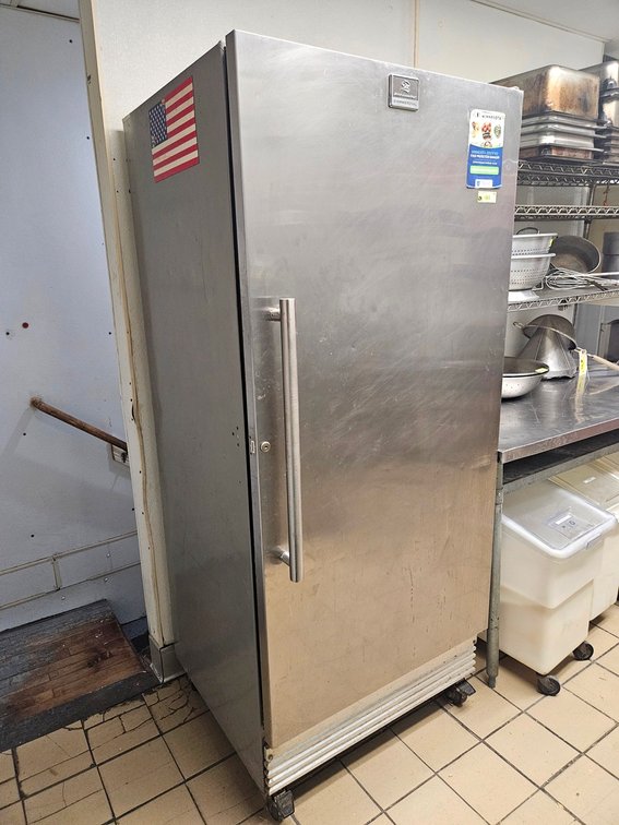 Kelvinator Commercial Refrigerator on Wheels, Model KKS220RHY3, 32"x28"x75"