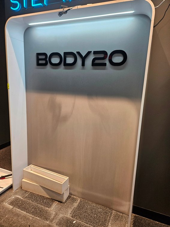 Body20 Lighted Cabinet, 60"x12"x84"