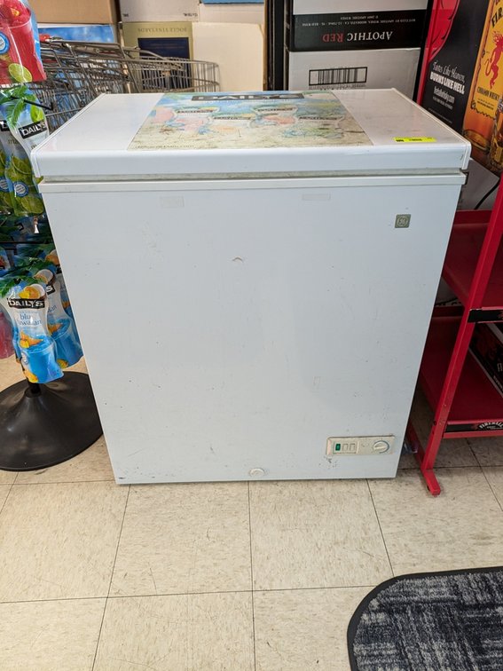 GE Chest Freezer, 28"x20"x33"