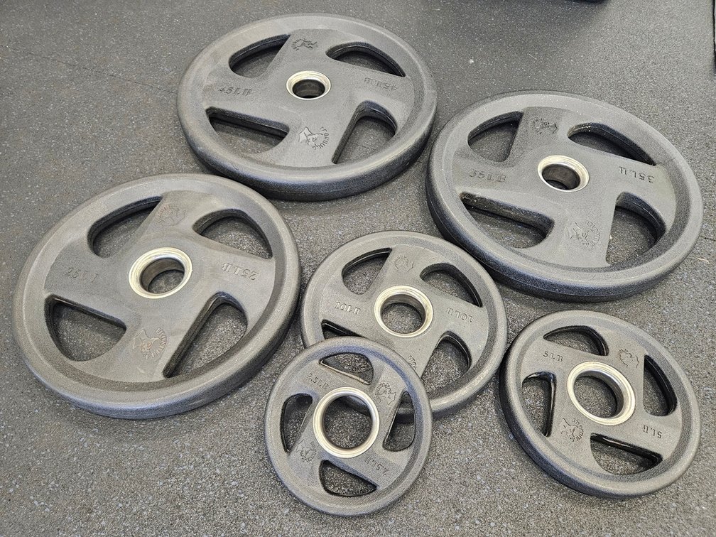 Ironbull Rubber Coated Plates, 16 Total: 4 - 45 Lb., 2 - 35 Lb., 2 - 25 Lb., 4 - 10 Lb., 2 - 5 Lb. and 2 - 2.5 Lb.