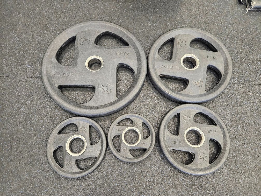 Ironbull Rubber Coated Plates, 14 Total: 4 - 45 Lb., 2 - 25 Lb., 4 - 10 Lb., 2 - 5 Lb. and 2 - 2.5 Lb.