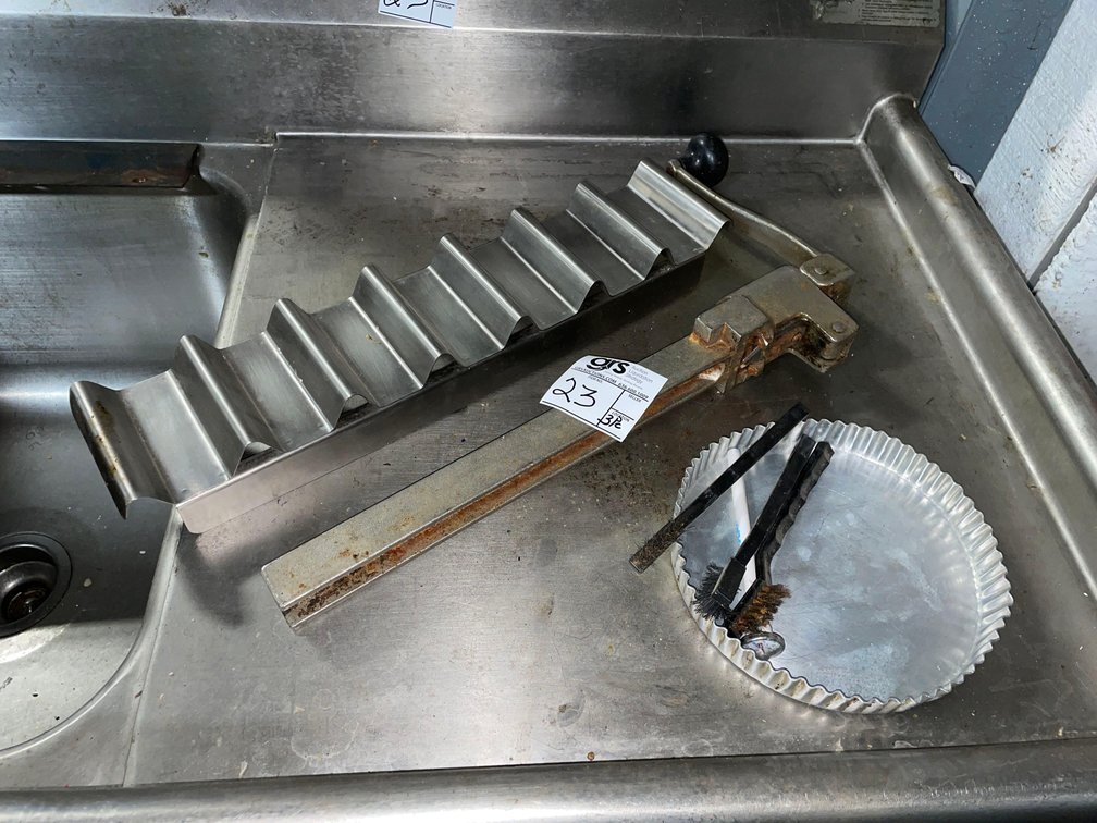 Manual Can Opener, Pie Pan, Taco Holder