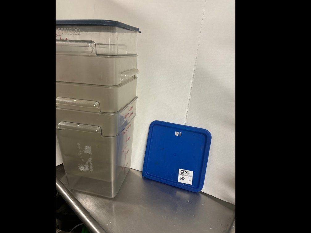 (4) 22 Quart Food Storage - (3) Lids