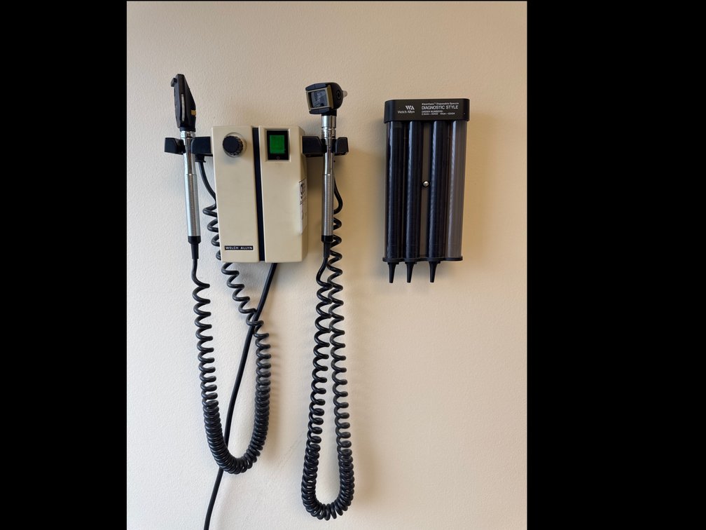 Welch Allyn Otoscope w/ Welch Allyn KleenSpec Dispenser