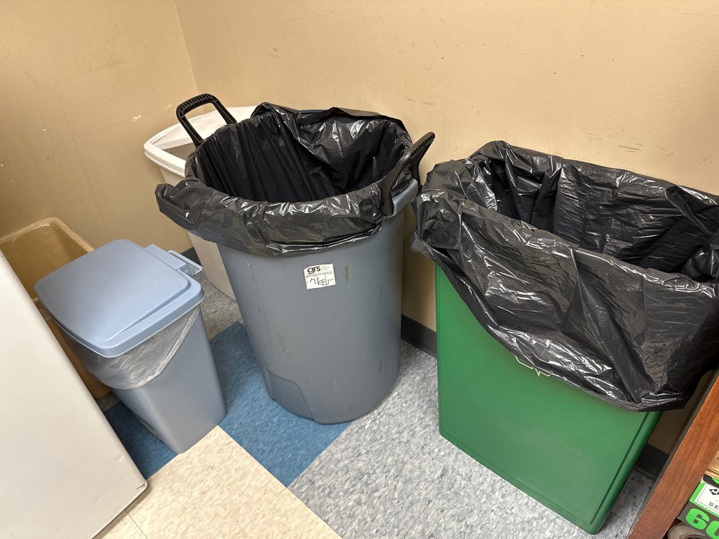 (5) Plastic Trash Bins