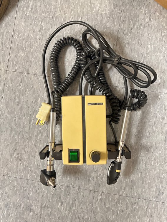 Welch Allyn Otoscope w/ Welch Allyn KleenSpec Dispenser