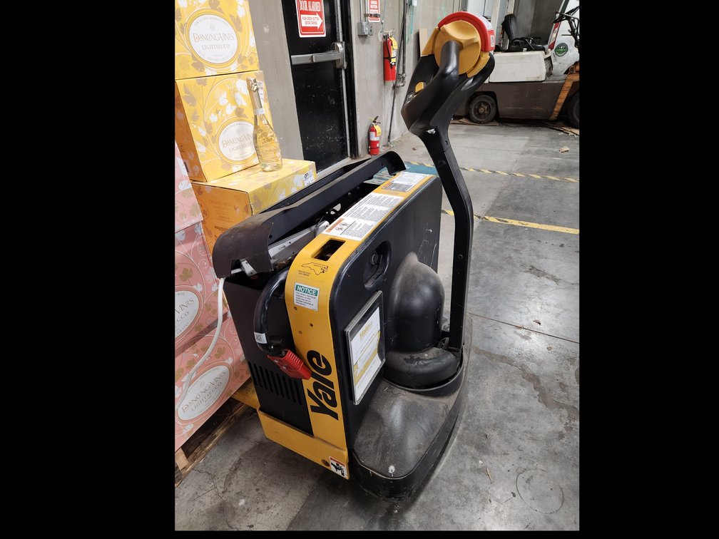 Yale Electric Lift Truck 4,000lbs w/ Charger