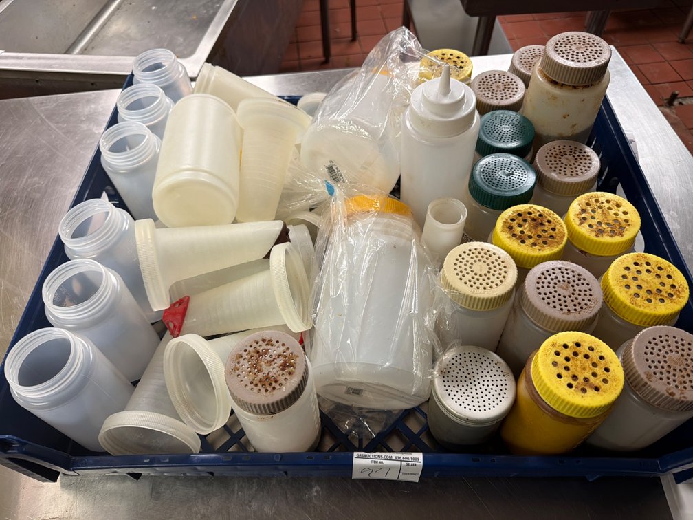 Tray Plastic Spice Shakers and Squeeze Bottles