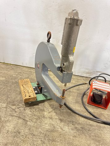 Image for U.S. Air Tool Co. 54-720C Pneumatic C-Squeeze Riveter