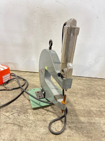 Image for Atlantic Air Tool Co. Pneumatic C-Frame Squeezer