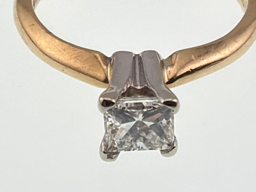 14kt diamond solitaire ring