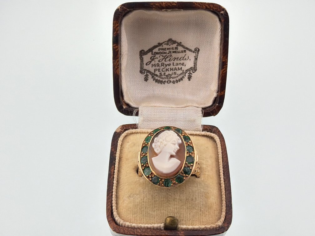Victorian 14kt cameo and emerald poison ring