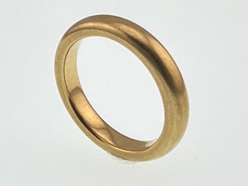 18kt yellow gold comfort fit band