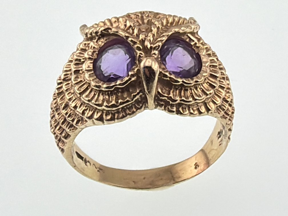 Stunning 14kt yellow gold owl ring with amethyst eyes