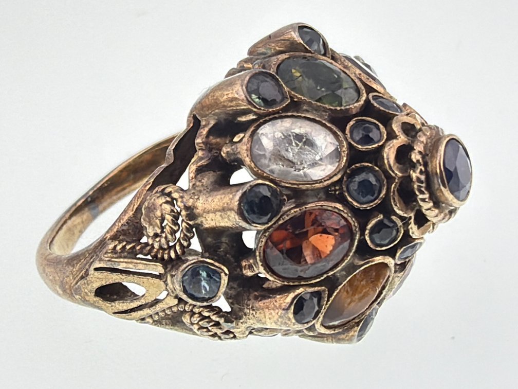 18kt Princess or Harem multi gemstone ring