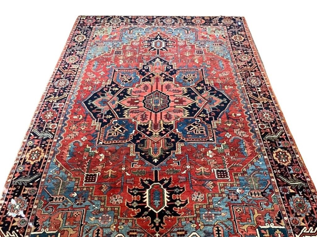 Gorgeous Heriz room size rug; GR