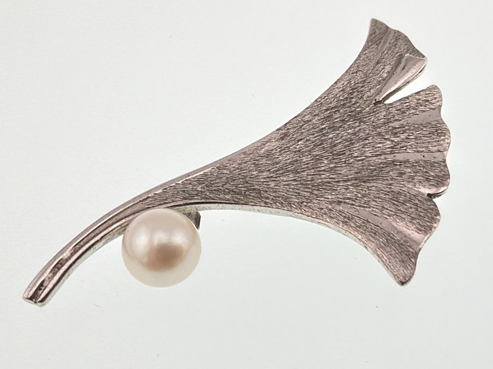 Sterling Mikimoto gingko leaf and pearl pin