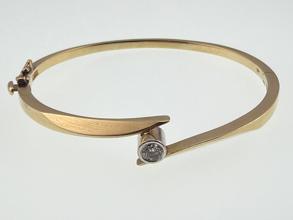 14kt and bezel set diamond hinged bangle